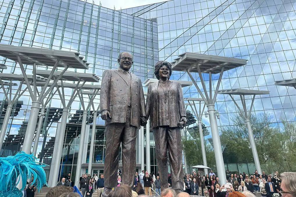 Una escultura monumental de Oscar Goodman y Carolyn Goodman fue presentada en el Ayuntamiento d ...