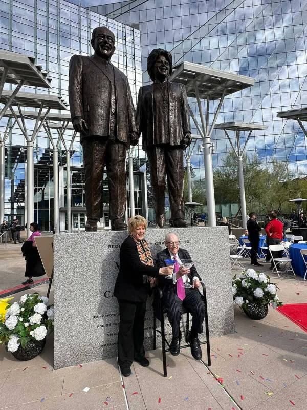 La alcaldesa Carolyn Goodman y el exalcalde Oscar Goodman posan frente a una escultura monument ...