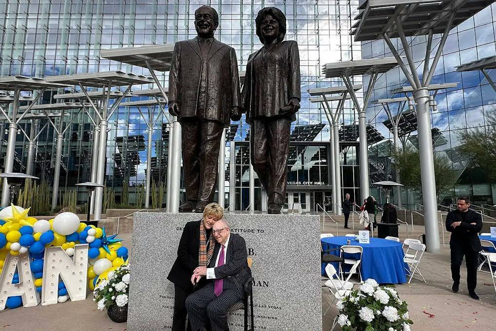 La alcaldesa Carolyn Goodman y el exalcalde Oscar Goodman posan frente a una escultura monument ...