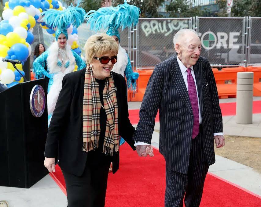 La alcaldesa de Las Vegas Carolyn Goodman y el exalcalde Oscar Goodman llegan a una ceremonia d ...