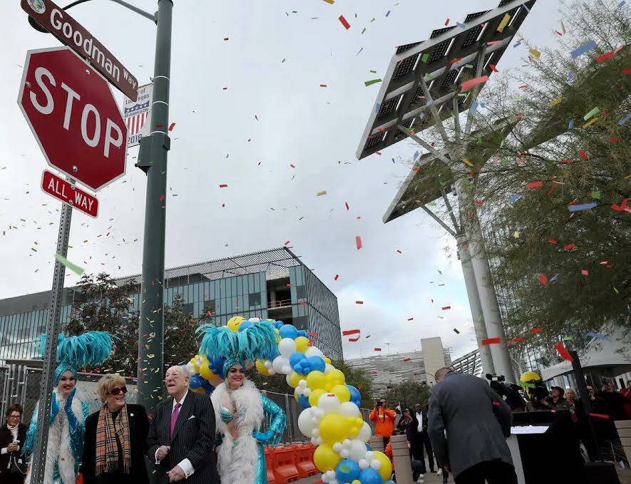 La alcaldesa de Las Vegas Carolyn Goodman y el exalcalde Oscar Goodman develan un letrero con s ...