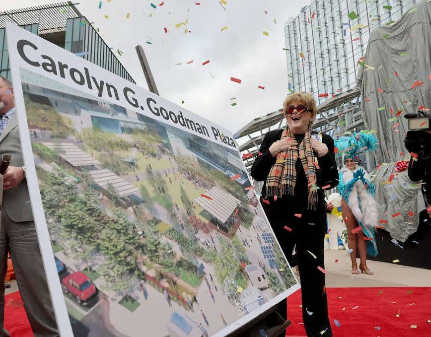 La alcaldesa Carolyn Goodman reacciona a una placa que nombra en su honor a la nueva Plaza del ...