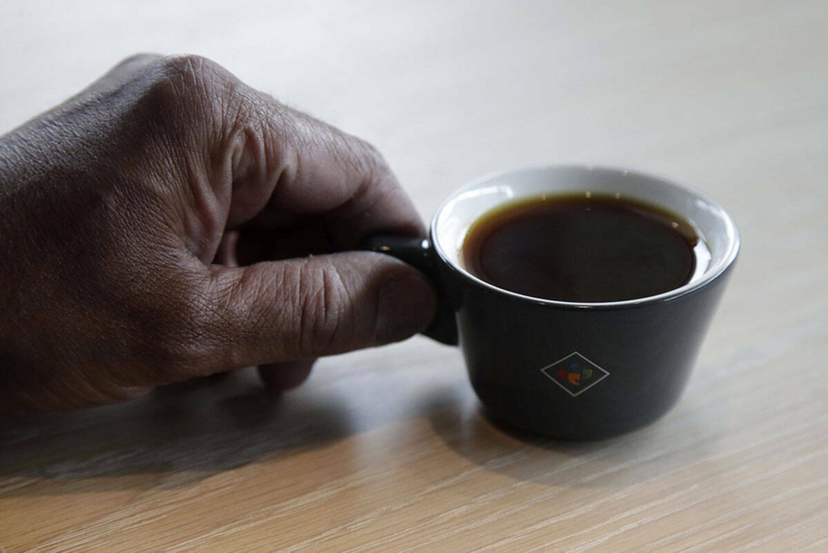 Un hombre sostiene una taza de café en esta foto de archivo de AP. (Foto AP/Jeff Chiu)