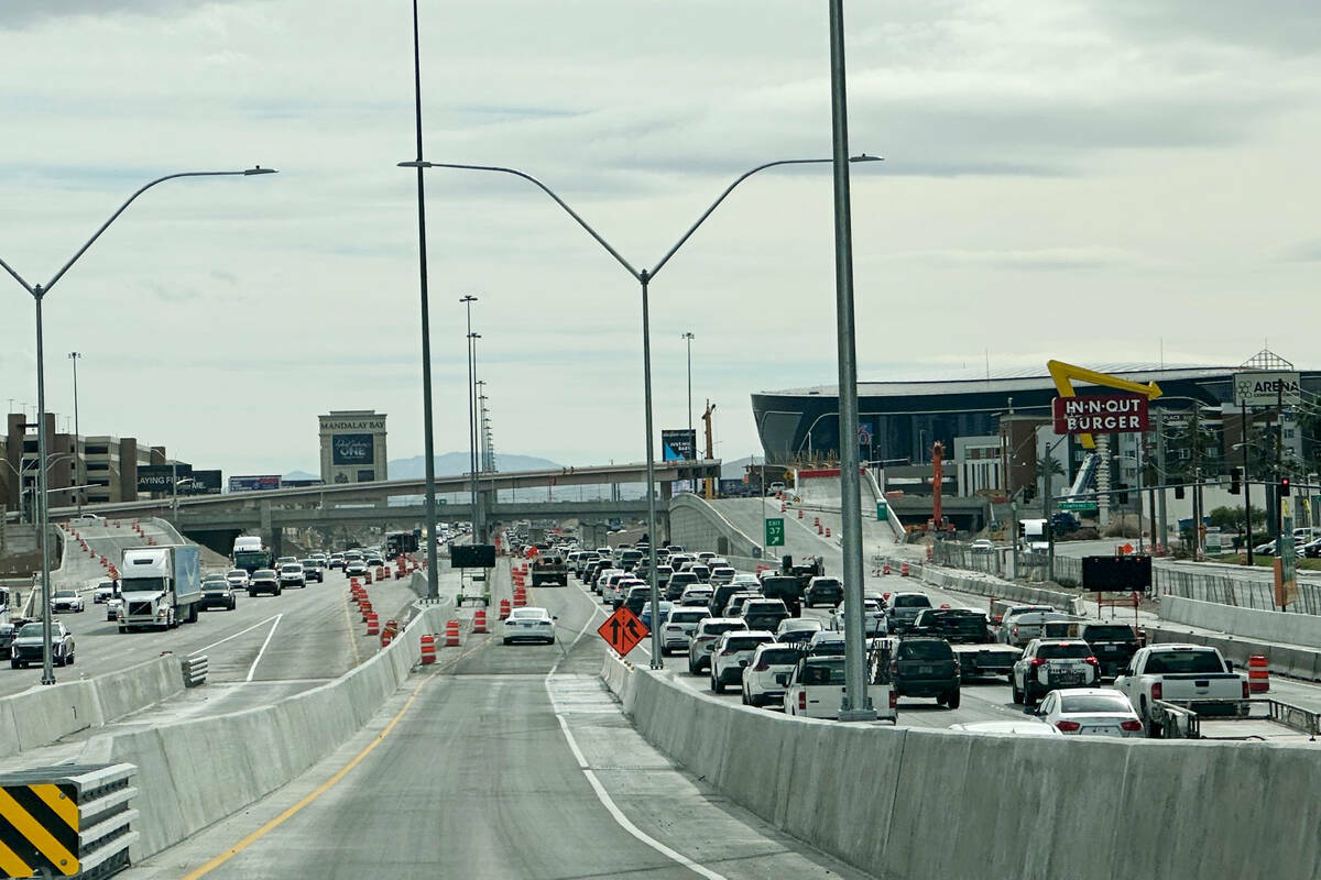 El tráfico en la Interstate 15 en dirección sur visto desde la rampa de entrada al carril de ...