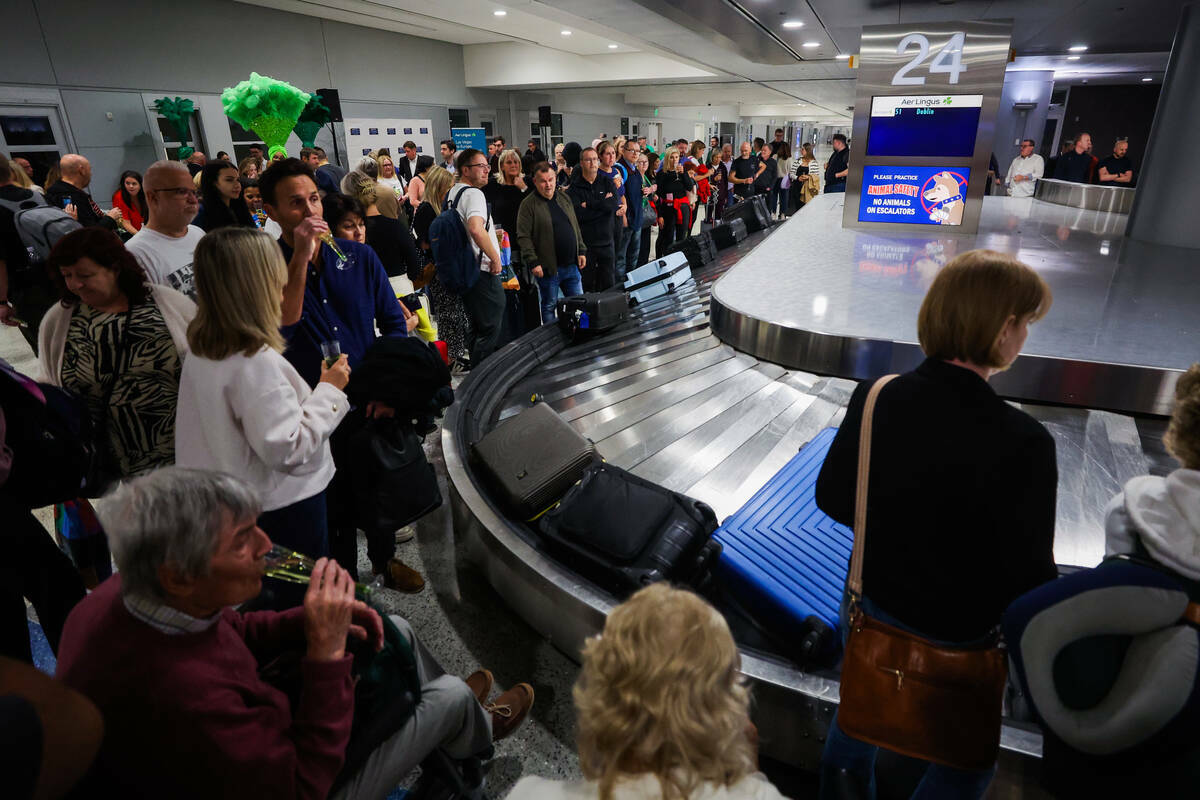 Pasajeros esperan su equipaje tras el primer vuelo sin escalas de Air Lingus de Dublín a Las V ...