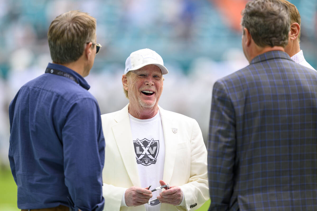 De izquierda a derecha, el vicepresidente, presidente y director ejecutivo de los Miami Dolphin ...