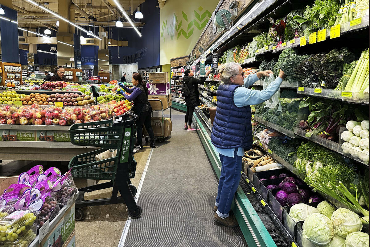 Clientes compran en una tienda de comestibles en Chicago, el 25 de octubre de 2024. (Foto AP/Na ...