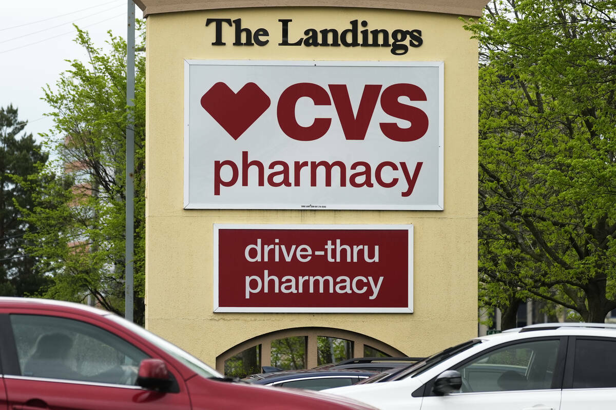 Letreros de la farmacia y autoservicio de CVS vistos afuera de una tienda CVS en Park Ridge, Il ...