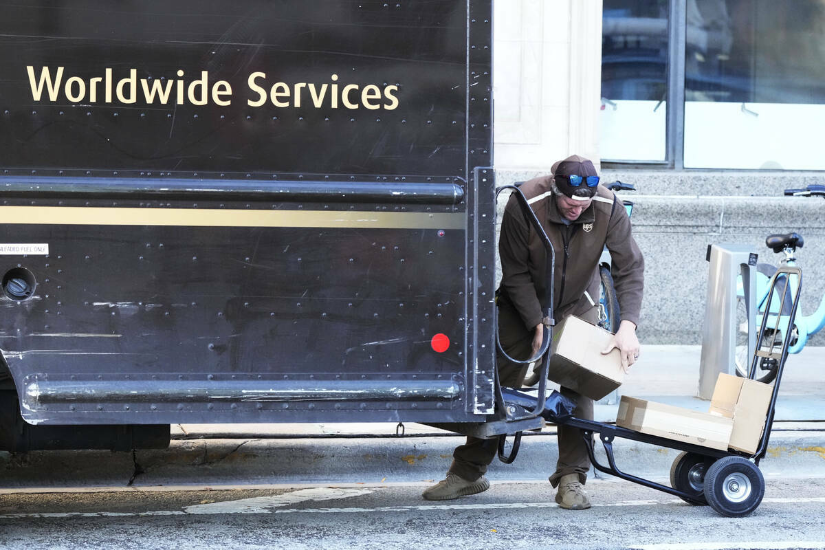 Un conductor de UPS carga paquetes para su entrega en Chicago, el miércoles 20 de noviembre de ...