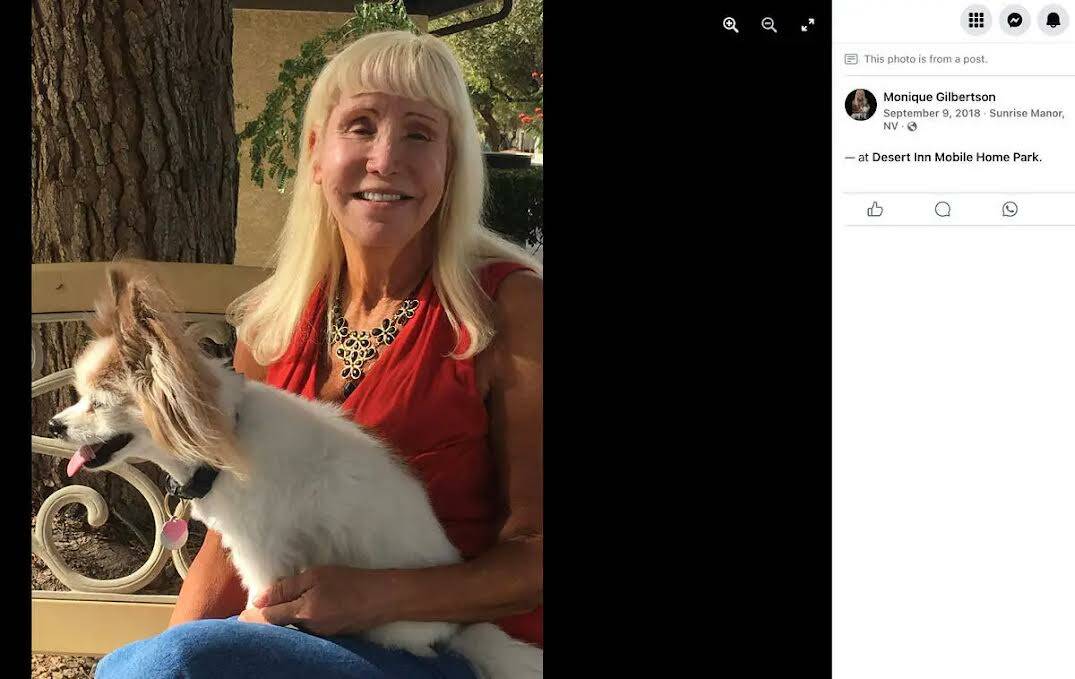 Esta es una captura de pantalla de una foto de Monique Gilbertson con uno de sus perros, public ...