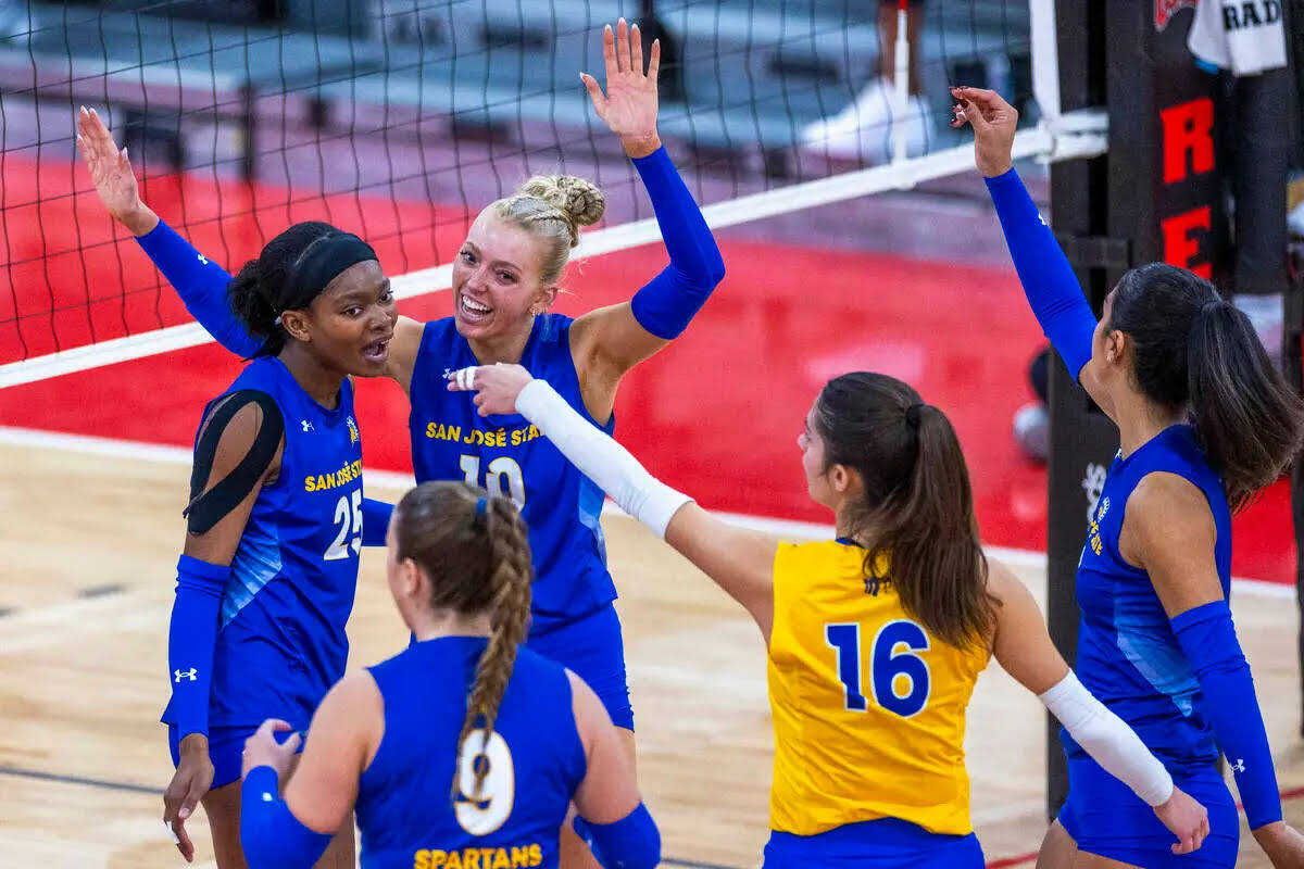 La setter de San José State, Brooke Slusser (10), celebra un punto con sus compañeras contra ...