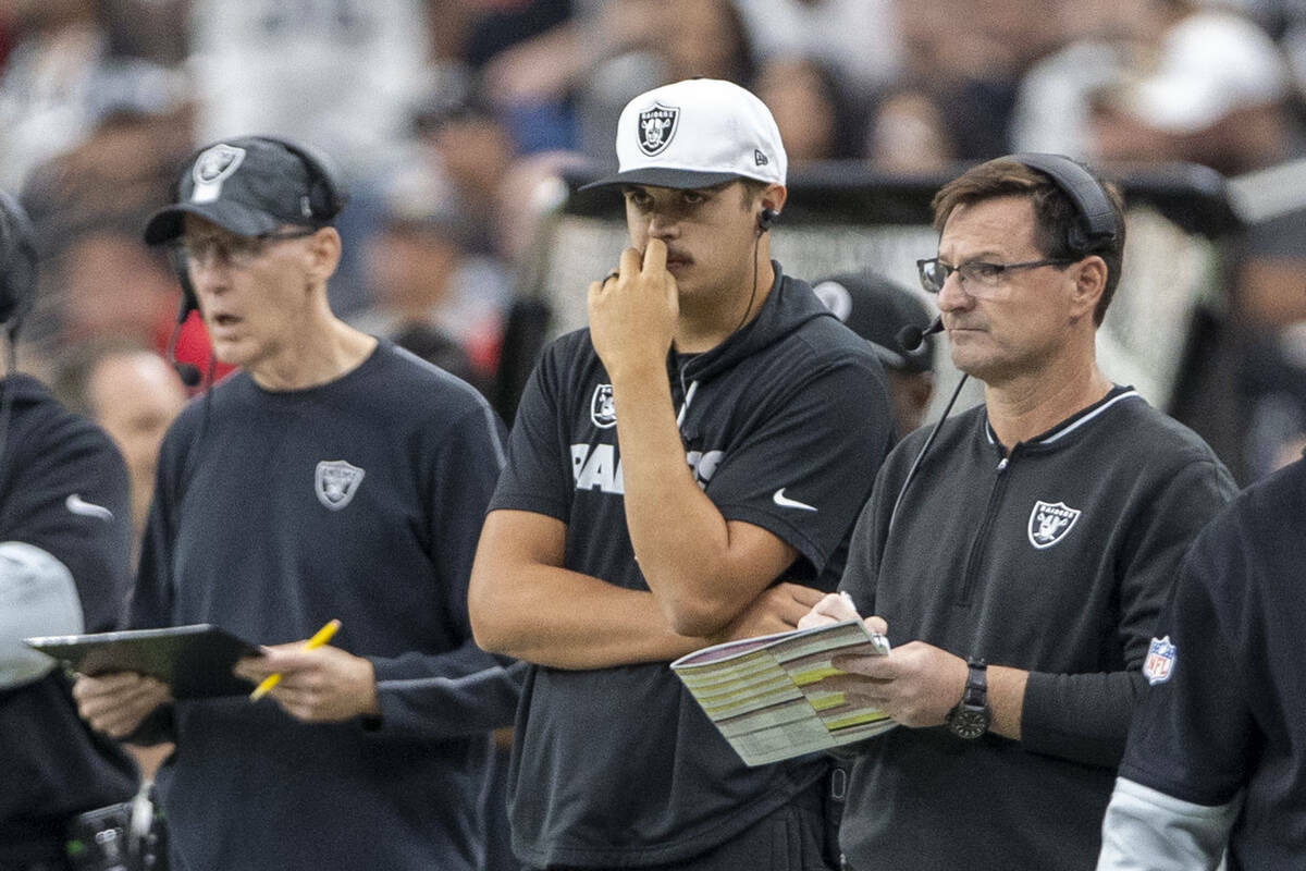 El quarterback de los Raiders Aidan O'Connell, en el centro, observa al equipo jugar contra los ...