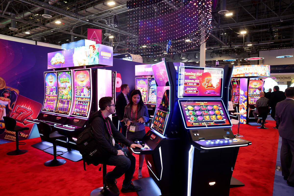 Convencionistas visitan el stand de Bravo Games en Global Gaming Expo en The Venetian, en Las V ...