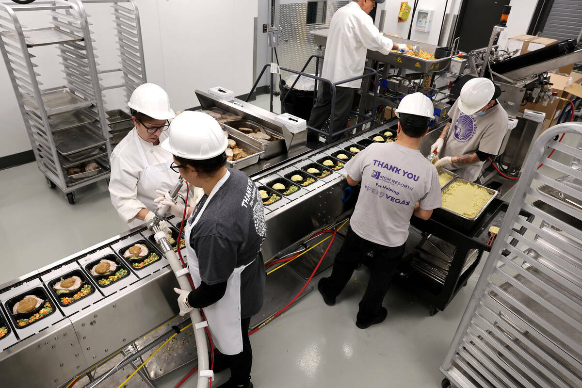 Trabajadores preparan comidas para el programa Meals on Wheels en Catholic Charities of Souther ...