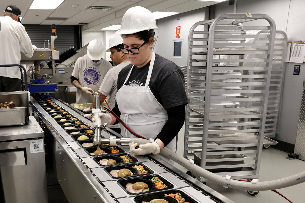 Trabajadores preparan comidas para el programa Meals on Wheels en Catholic Charities of Souther ...