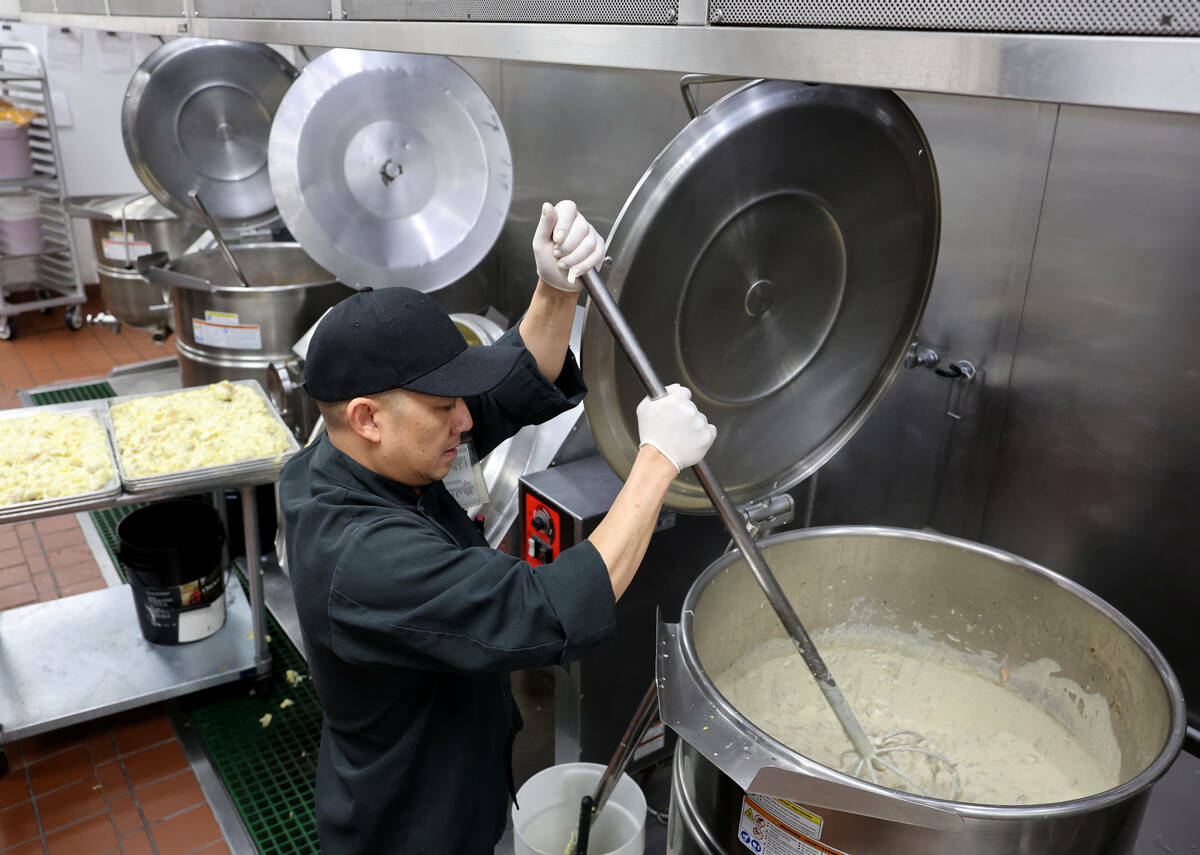 El chef ejecutivo Jun Lao se prepara para servir 700 comidas de Thanksgiving en Catholic Charit ...