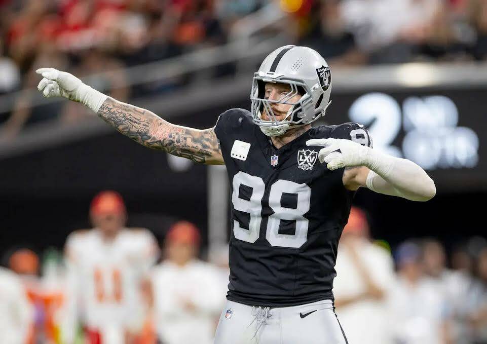 El defensive end de los Raiders, Maxx Crosby (98), reacciona después de que se lanza una bande ...