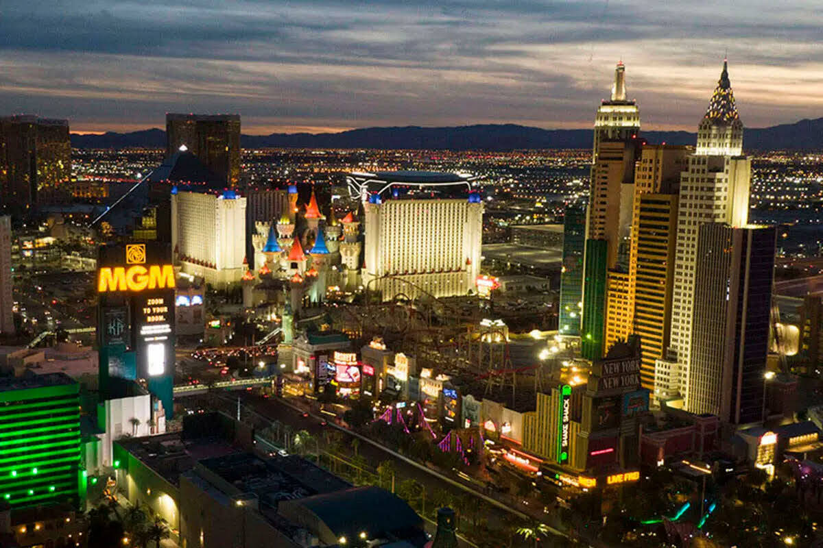 Vista aérea del sur del Strip de Las Vegas al atardecer, el miércoles 12 de enero de 2022. (M ...