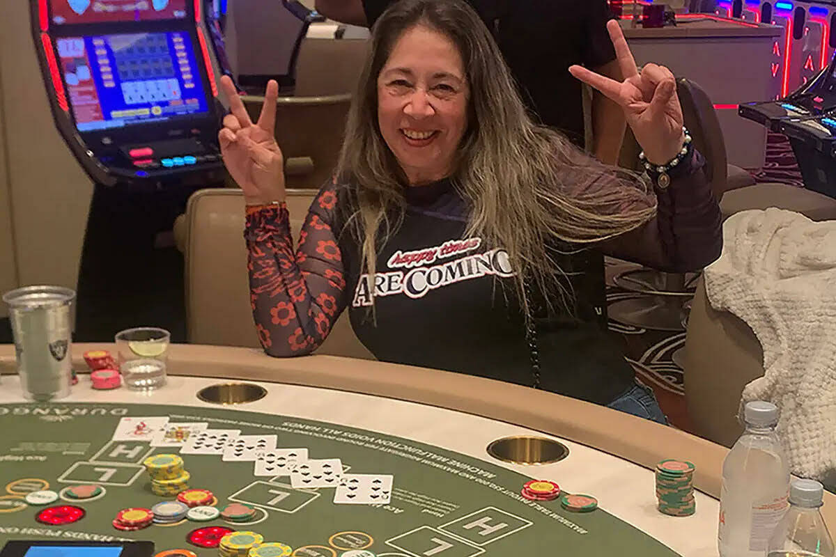 La residente local Rubi Valbuena celebra su premio de jackpot progresivo de Pai Gow por más de ...