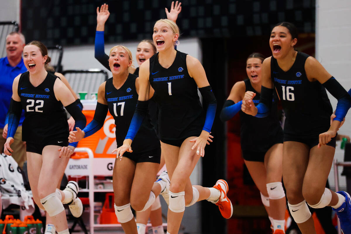 Jugadoras de Boise State corren a la cancha después de que sus compañeras de equipo ganaran d ...