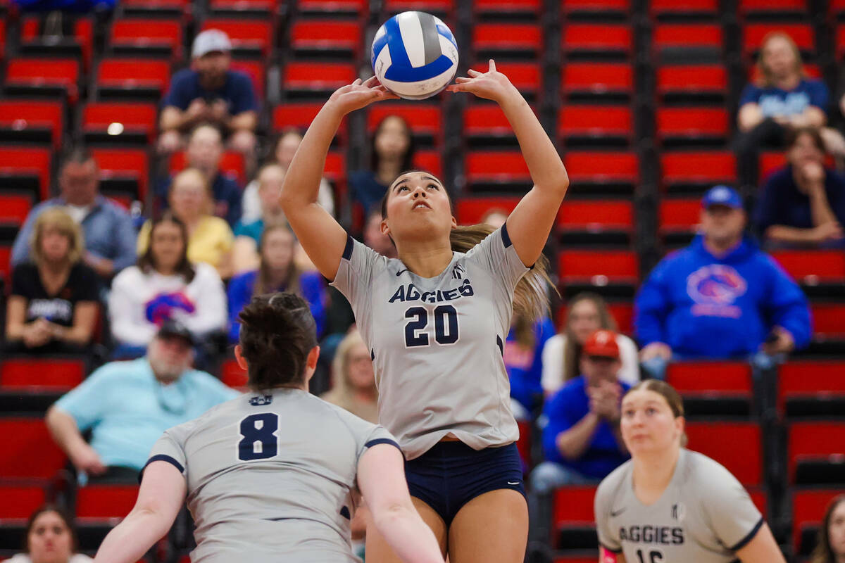 La setter de Utah State Kaylie Kofe (20) salta para golpear la pelota durante un juego de prime ...