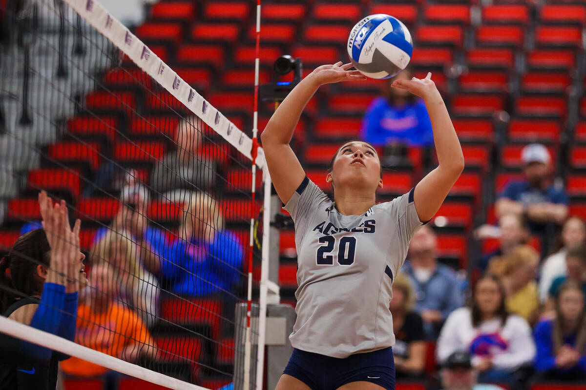 La setter de Utah State Kaylie Kofe (20) golpea la pelota durante un juego de primera ronda ent ...