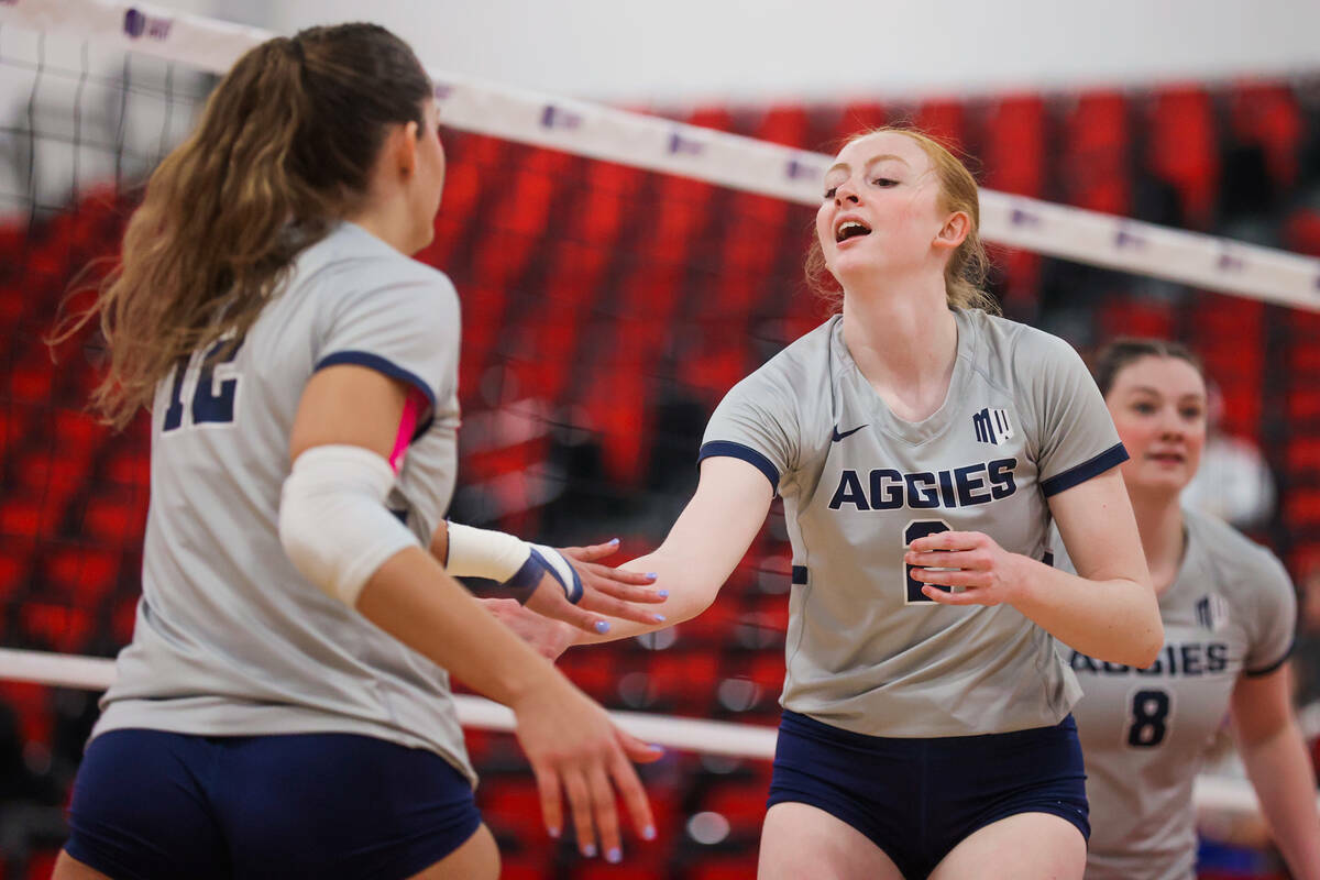 Las compañeras de equipo de Utah State Tierney Barlow (2) y Kaylie Ray (12) chocan los cinco d ...