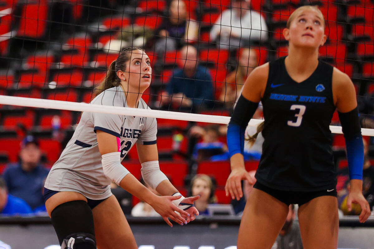 La outside hitter de Utah State Kaylie Ray (12) durante un juego de primera ronda en el Campeon ...