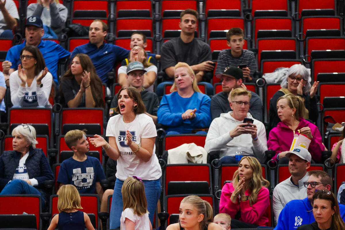 Un fanático de Utah State aplaude durante un juego de primera ronda entre Utah State y Boise S ...