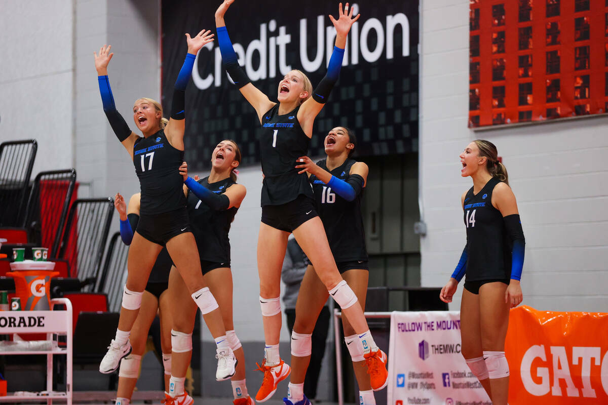 Jugadoras de Boise State bailan durante un juego de primera ronda en el Campeonato de Voleibol ...