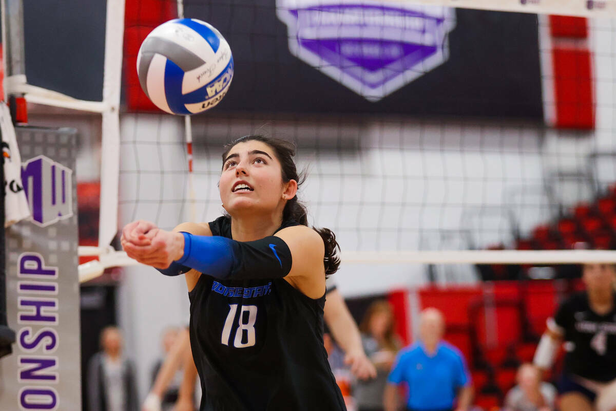 La outside hitter de Boise State Anabel Kotzakov golpea la pelota durante un juego de primera r ...