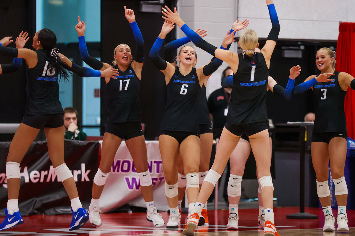 Jugadoras de Boise State bailan durante un juego de primera ronda entre Utah State y Boise Stat ...