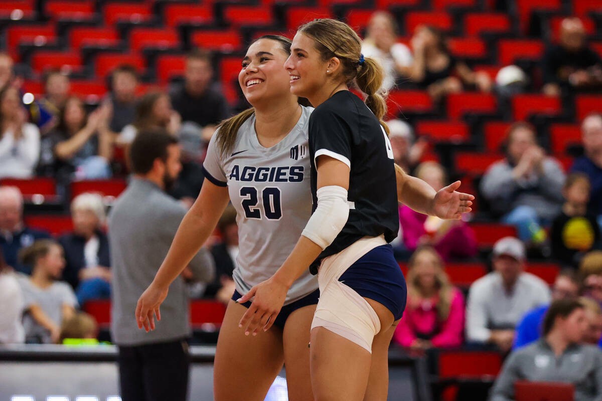 Las compañeras de equipo de Utah State Kaylie Kofe (20) y Kendel Thompson (4) celebran un punt ...