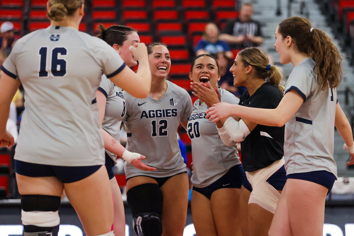 Compañeras de equipo de Utah State celebran un punto durante un juego de primera ronda entre U ...