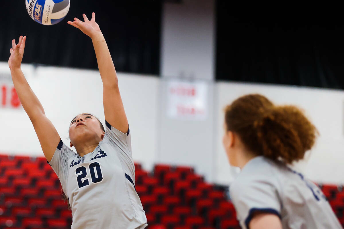 La setter de Utah State Kaylie Kofe (20) alcanza la pelota durante un juego de primera ronda en ...