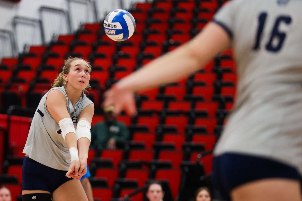 La outside hitter de Utah State Delaney Lawson golpea la pelota durante un juego de primera ron ...