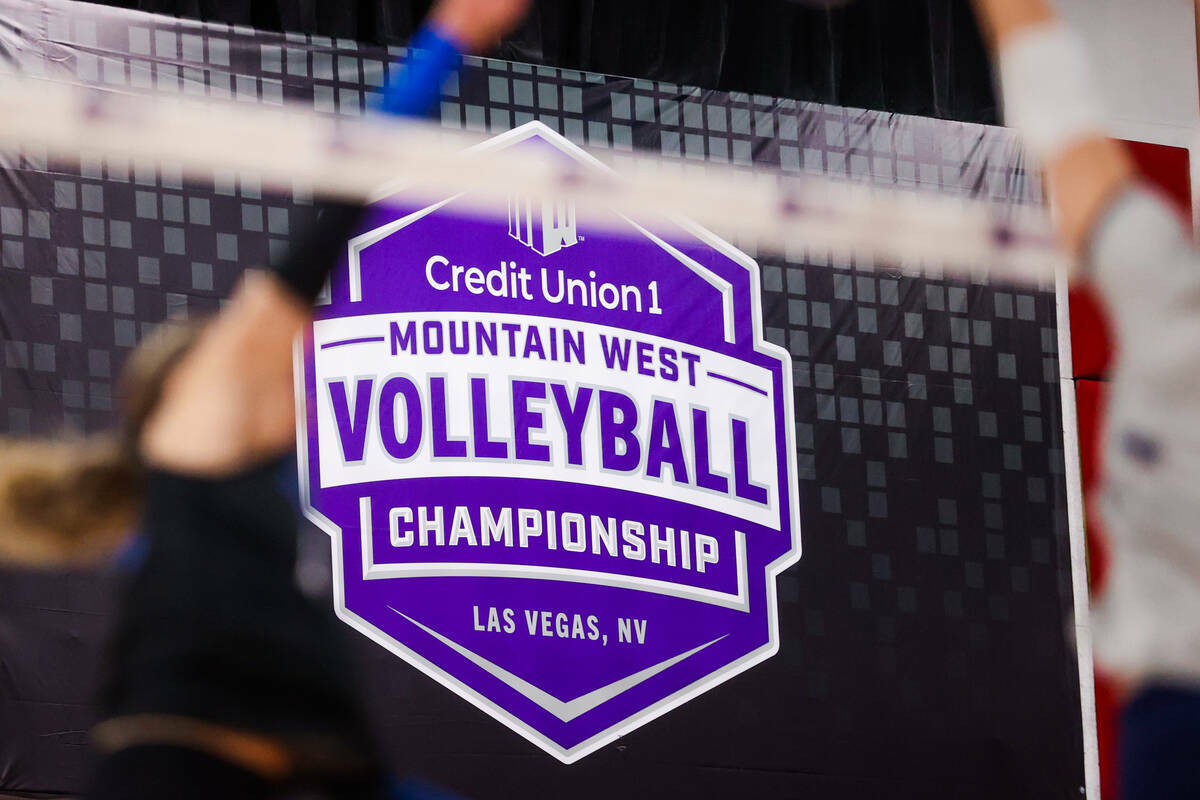 El letrero del Campeonato de Voleibol de Mountain West se exhibe en el Cox Pavilion, el 27 de n ...