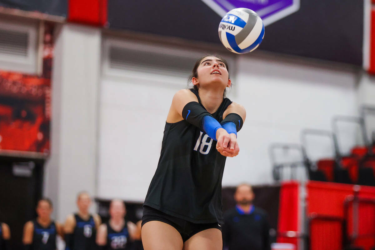 La outside hitter de Boise State Anabel Kotzakov (18) golpea la pelota durante un juego de prim ...