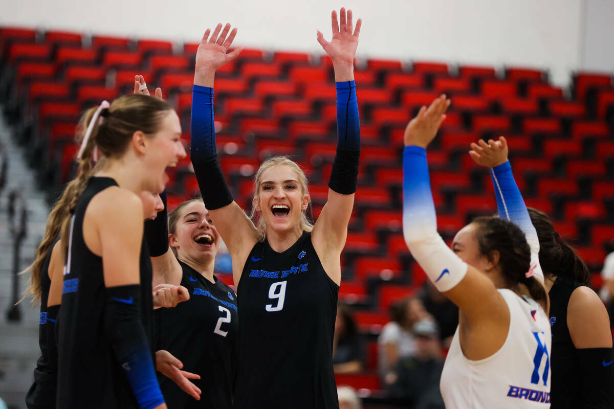 Compañeras de equipo de Boise State celebran un punto durante un juego de primera ronda entre ...