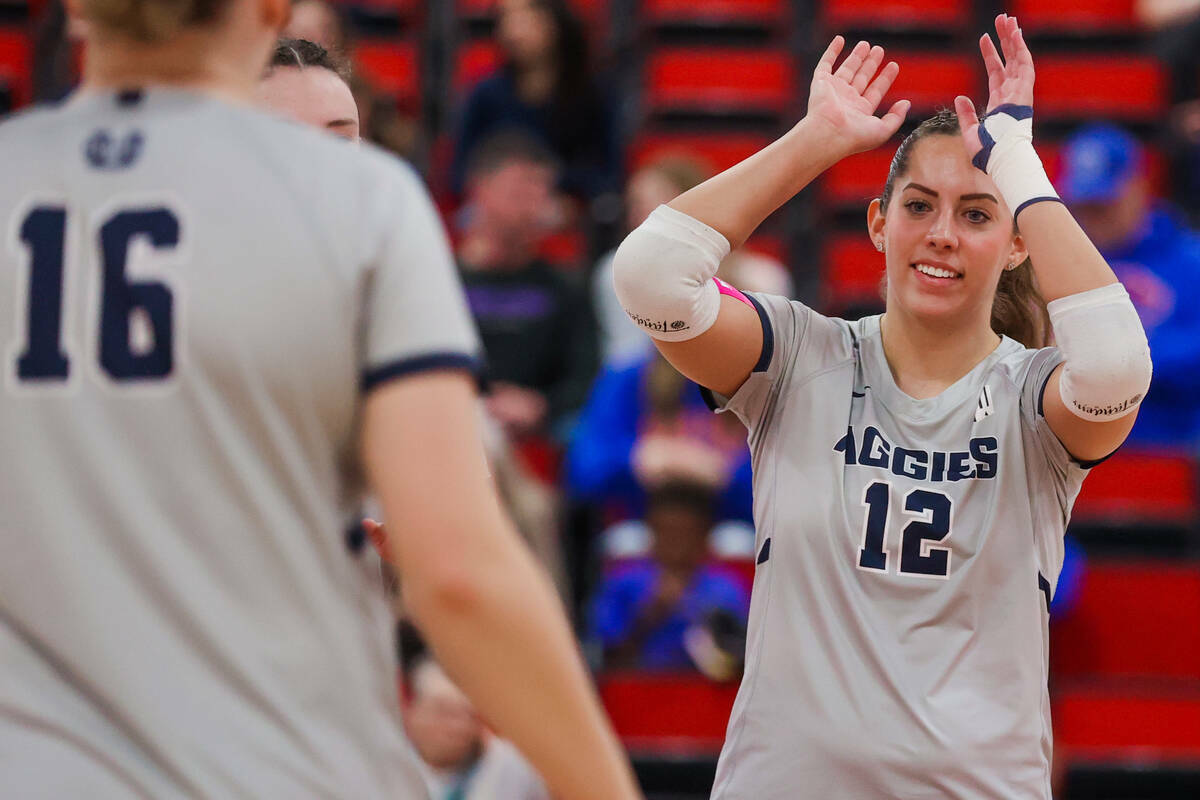 La outside hitter de Utah State Kaylie Ray (12) durante un juego de primera ronda entre Utah St ...