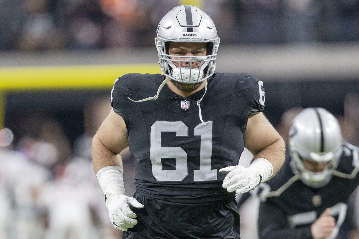 El guard de los Raiders Jordan Meredith (61) trota en el campo antes de un partido de la NFL co ...