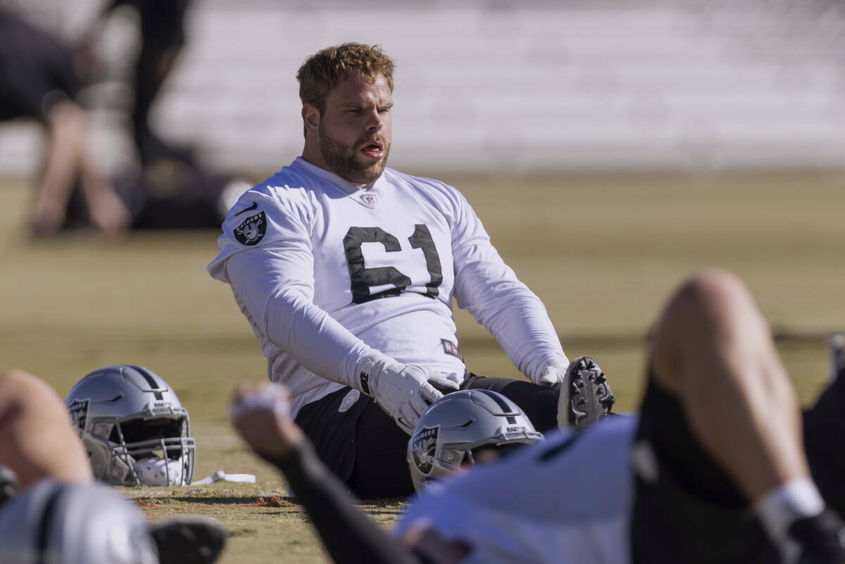 El guard de los Raiders Jordan Meredith (61) hace estiramientos durante la práctica del equipo ...