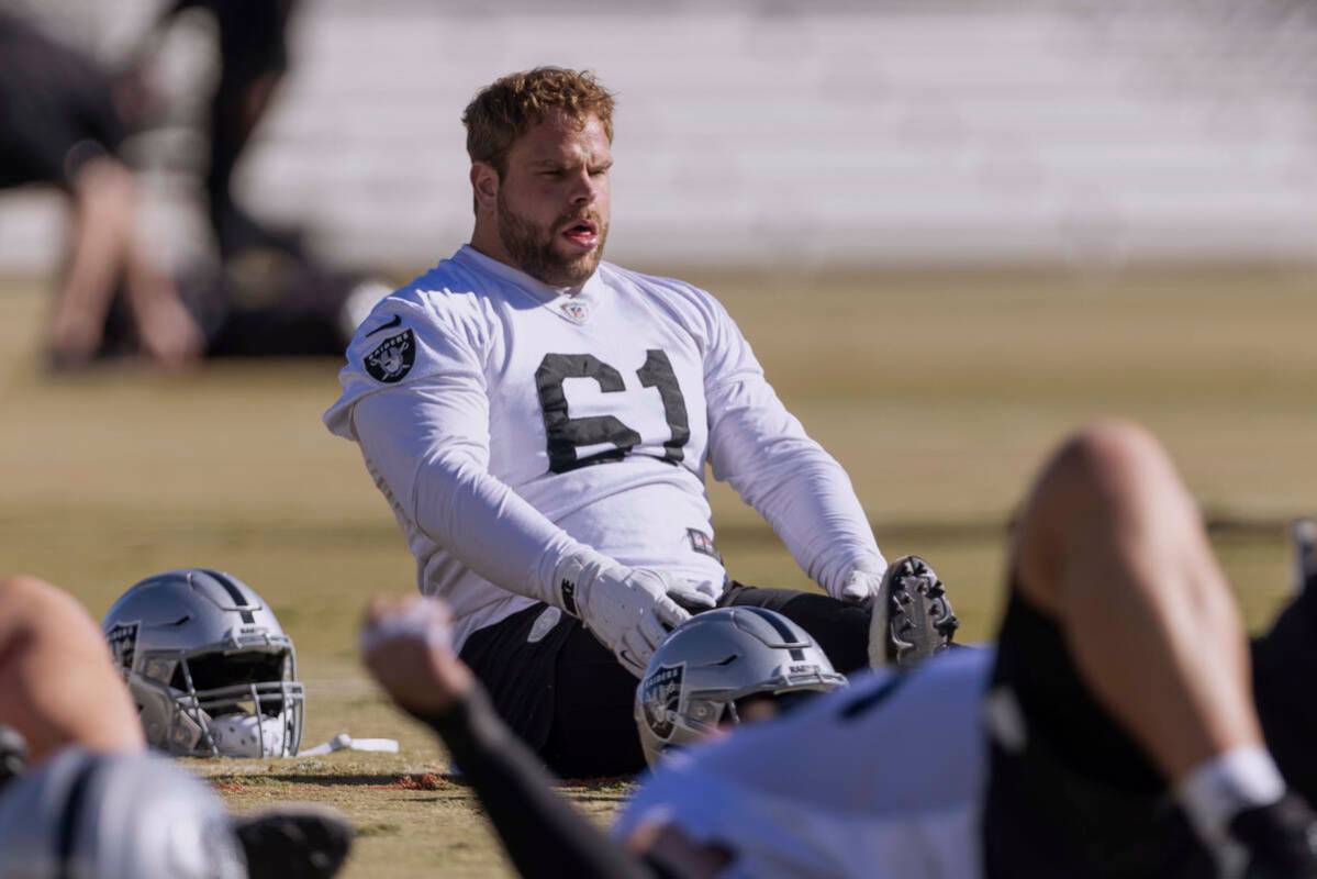 El guard de los Raiders Jordan Meredith (61) hace estiramientos durante la práctica del equipo ...