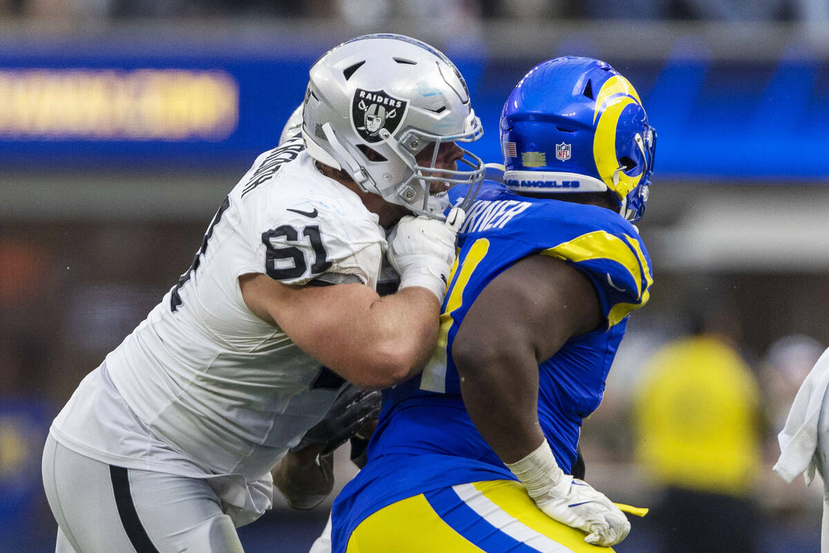 El guard de los Raiders Jordan Meredith (61) bloquea al tackle defensivo de Los Angeles Rams Ko ...