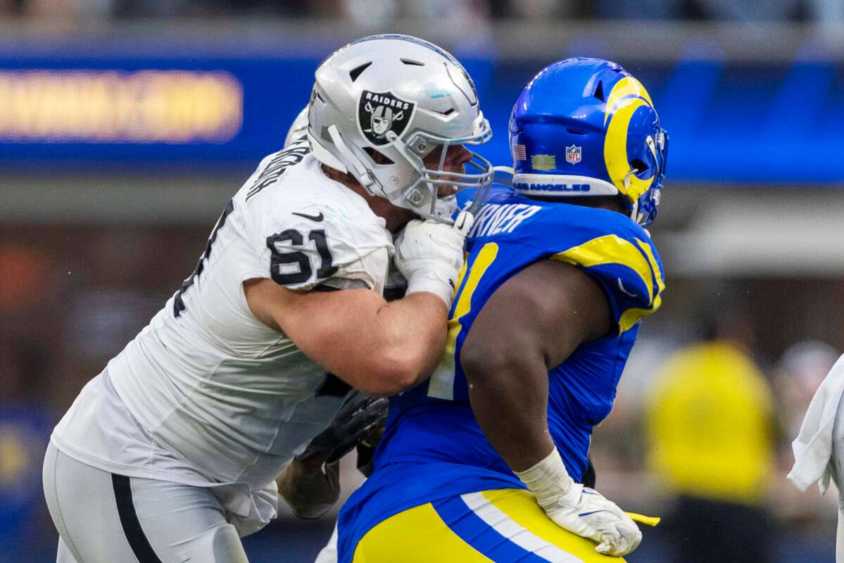 El guard de los Raiders Jordan Meredith (61) bloquea al tackle defensivo de Los Angeles Rams Ko ...