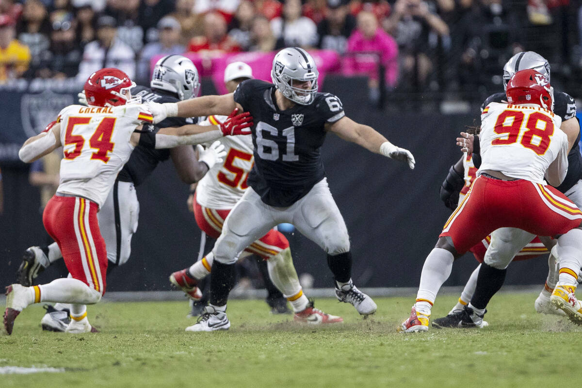 El guard de los Raiders Jordan Meredith (61) pasa de bloquear al linebacker de los Kansas City ...