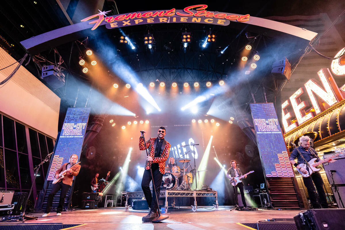 La banda de indie pop Neon Trees vista en el 3rd Street Stage de Fremont Street Experience dura ...