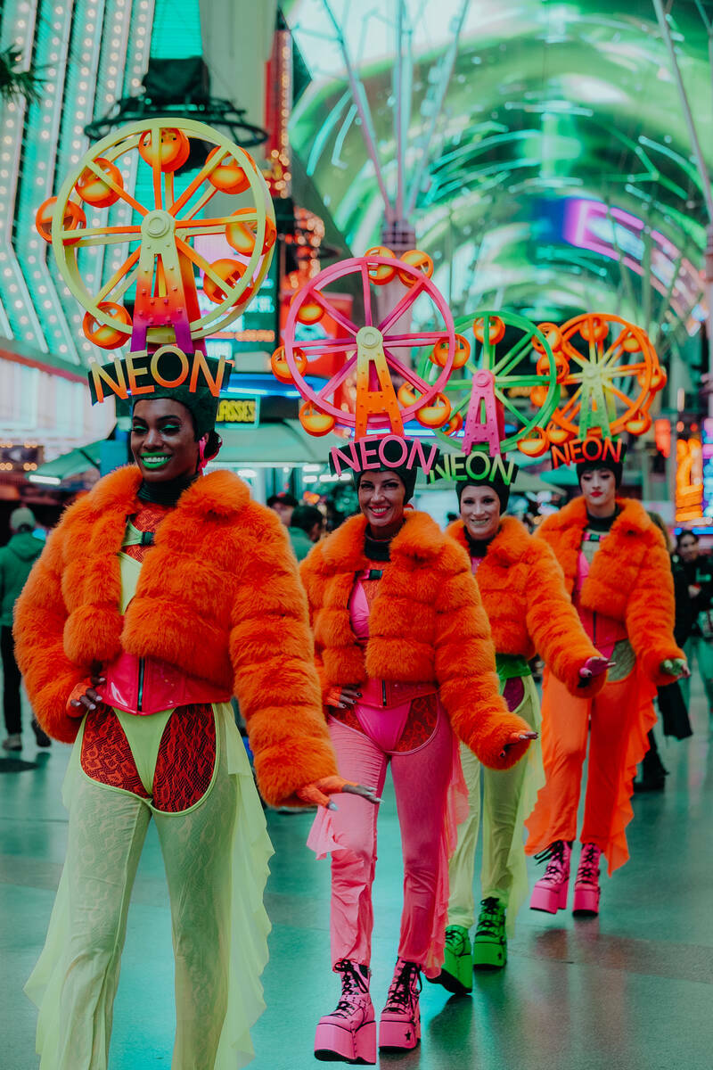 Artistas disfrazados al estilo Las Vegas vistos en el Fremont Street Experience durante el Neon ...