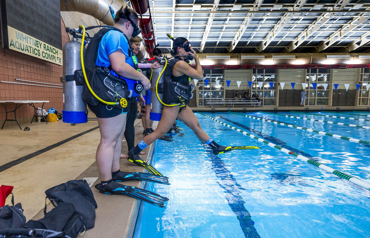 Un estudiante entra al agua durante una clase de buceo de Sin City en el Whitney Ranch Aquatic ...