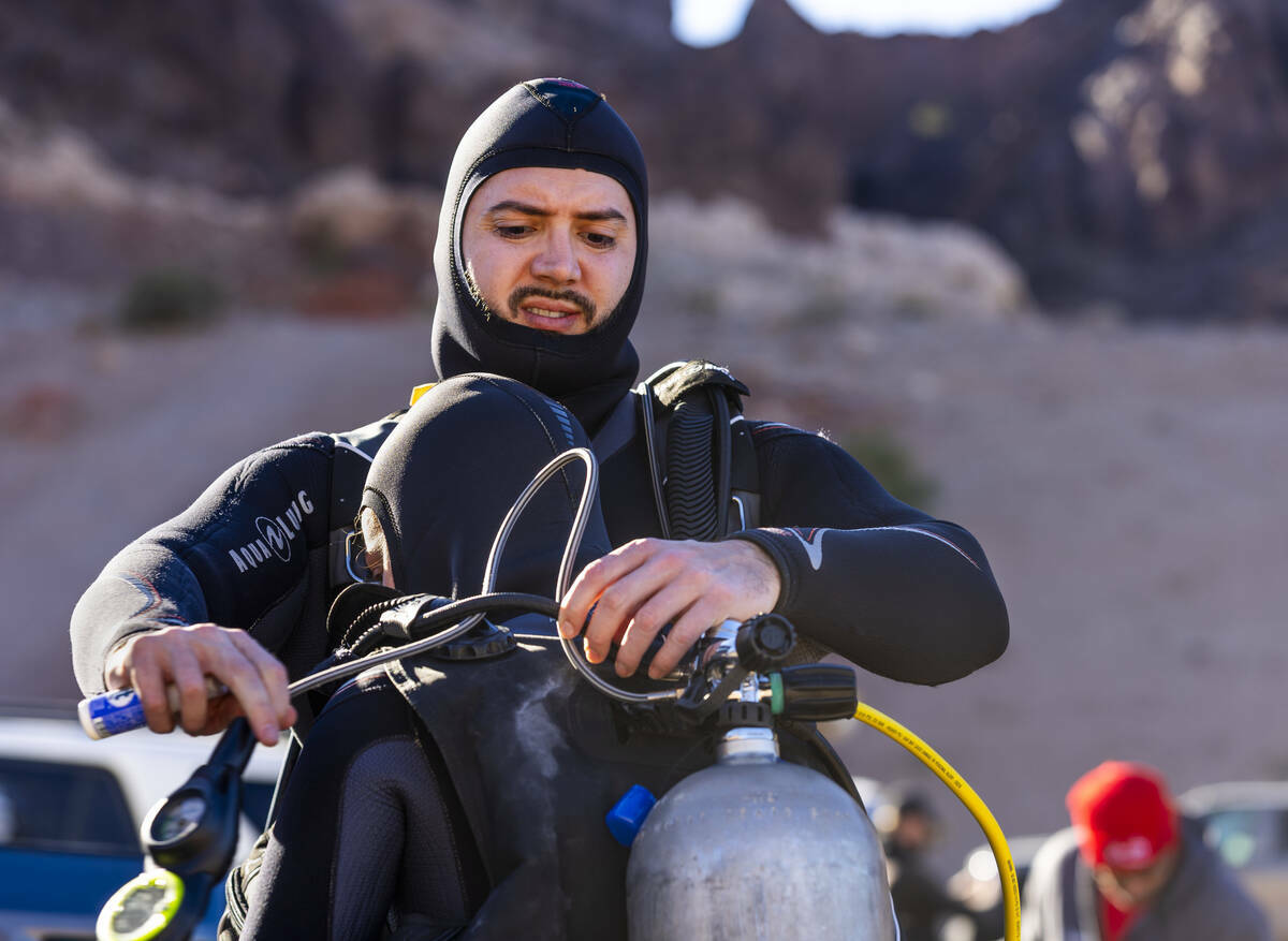 Estudiantes de buceo de Sin City Scuba se preparan para una inmersión en aguas abiertas en Kin ...